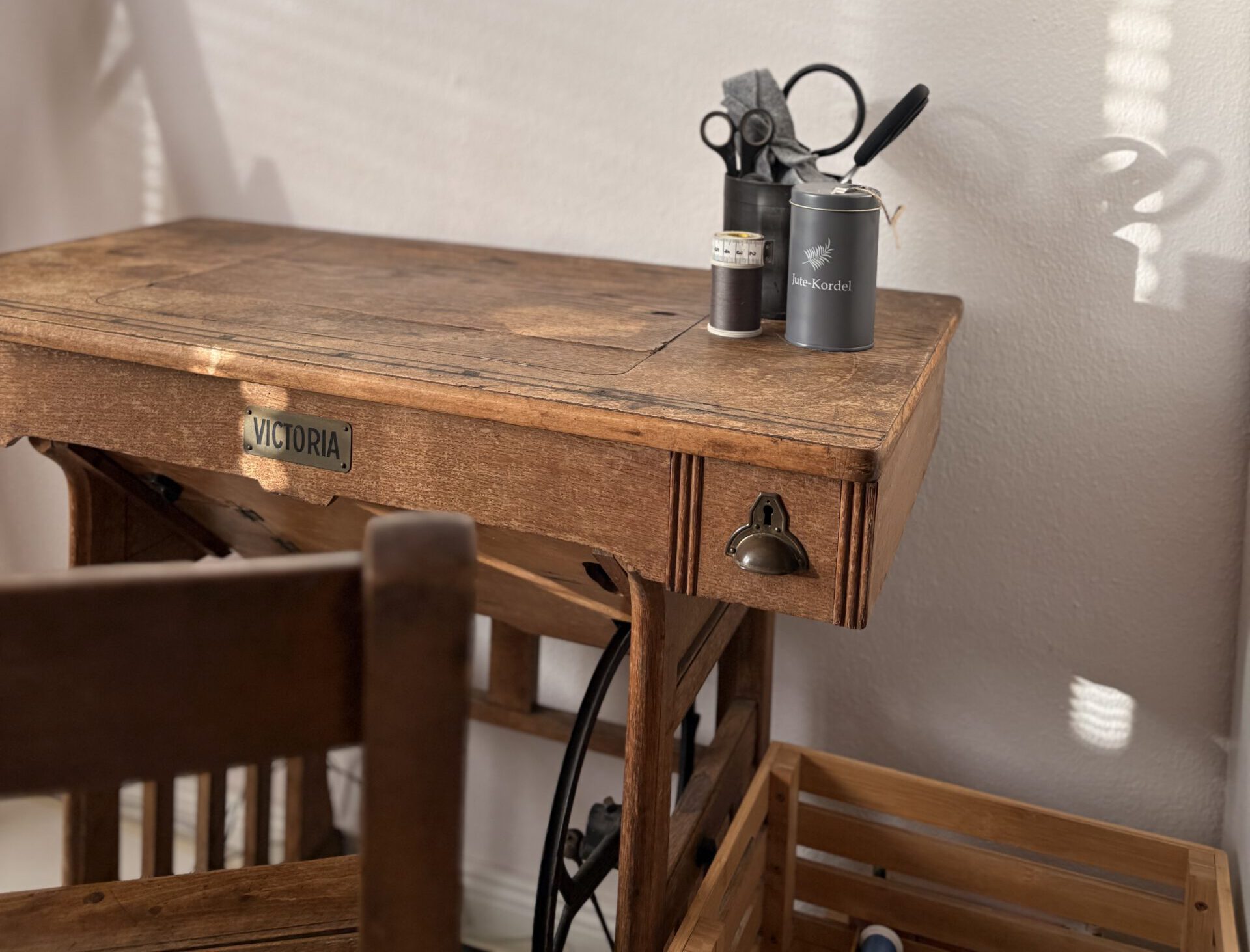 Tisch im Wie_bell_art Atelier mit Lampe und Utensilien