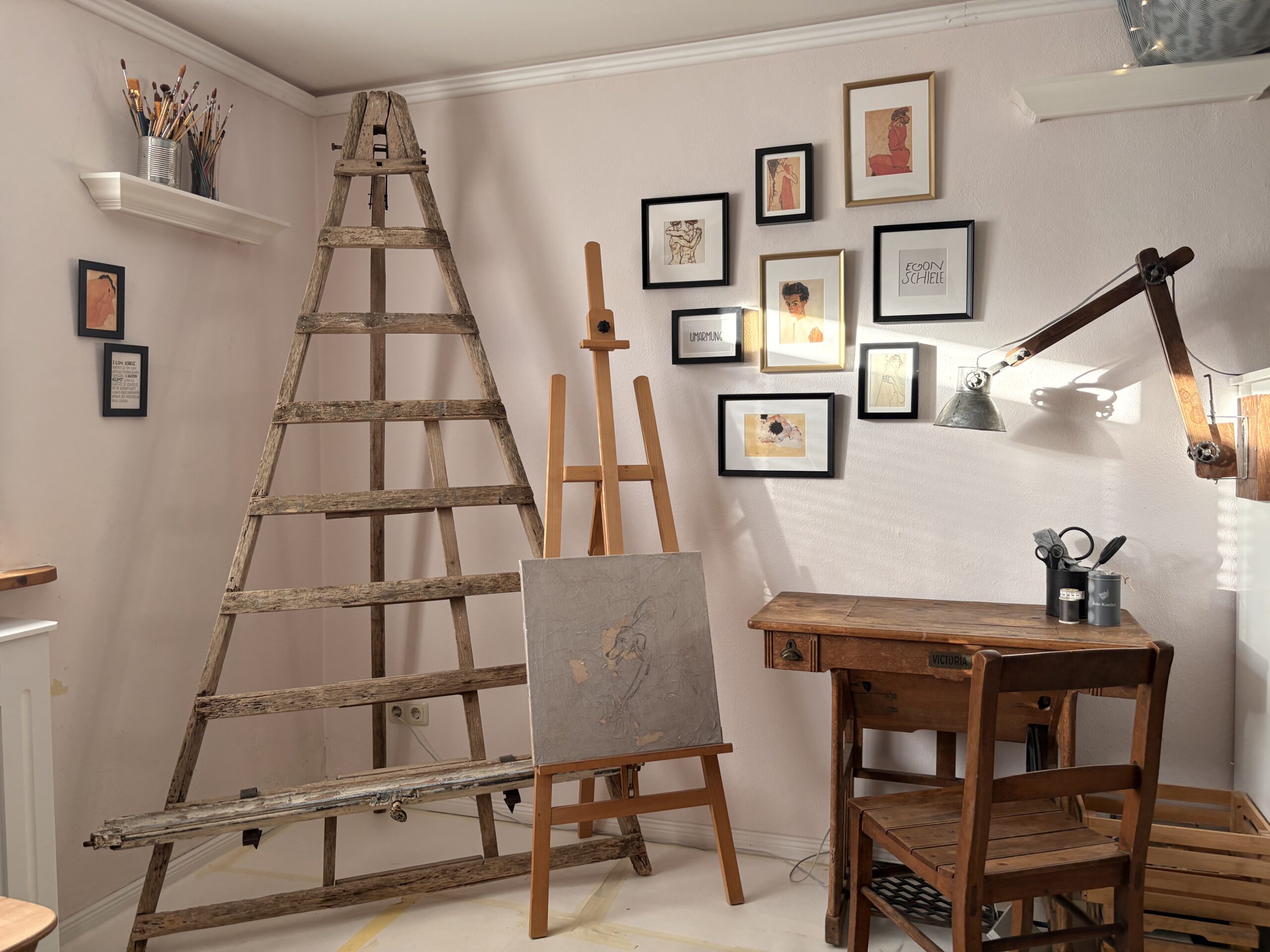 Stafflei mit Schreibtisch im Wie_belle_art Atelier