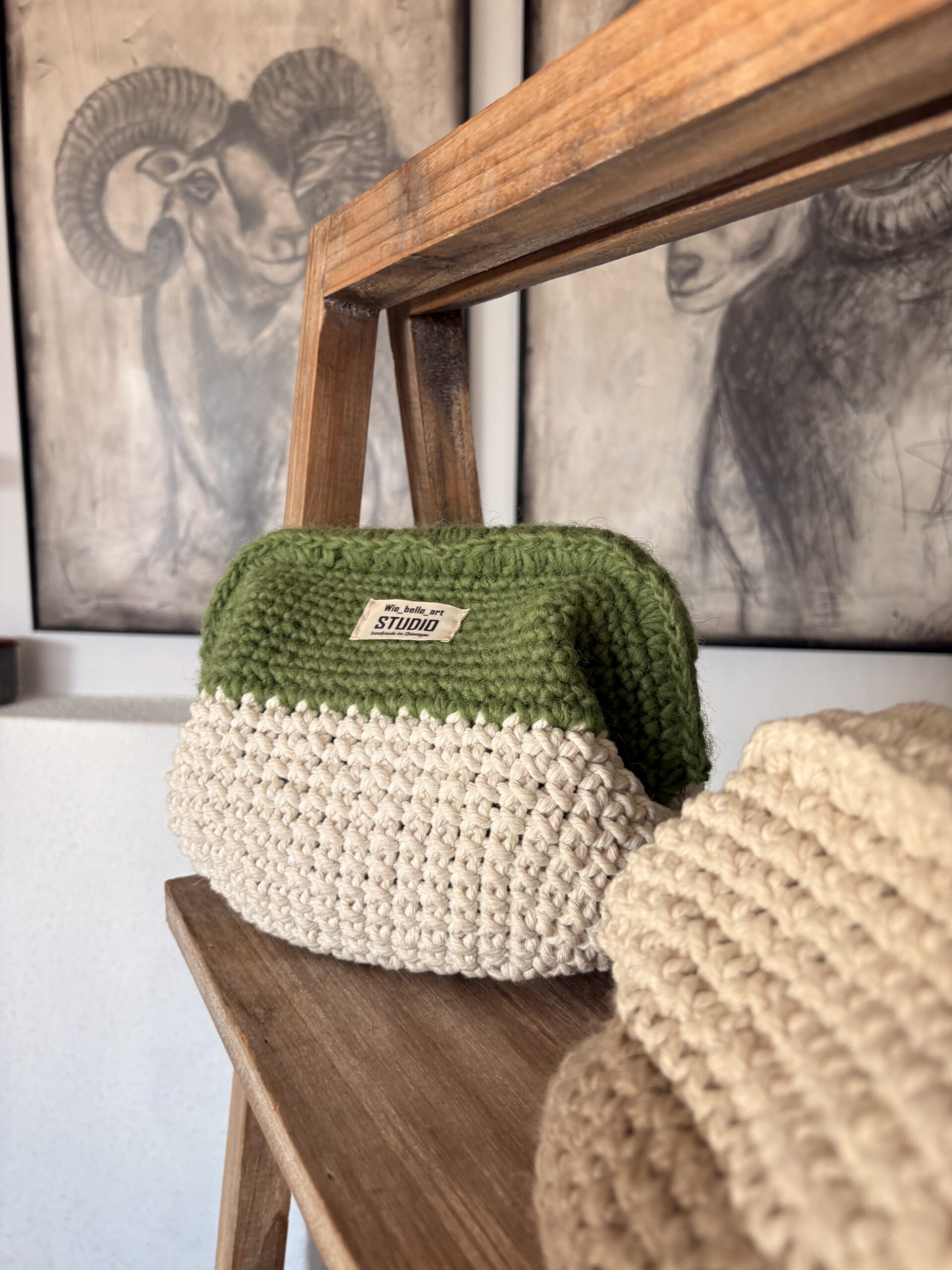 Gehäkelte Tasche naturfarben mit grünem Rand und Emblem "Wie_belle_art Studio"