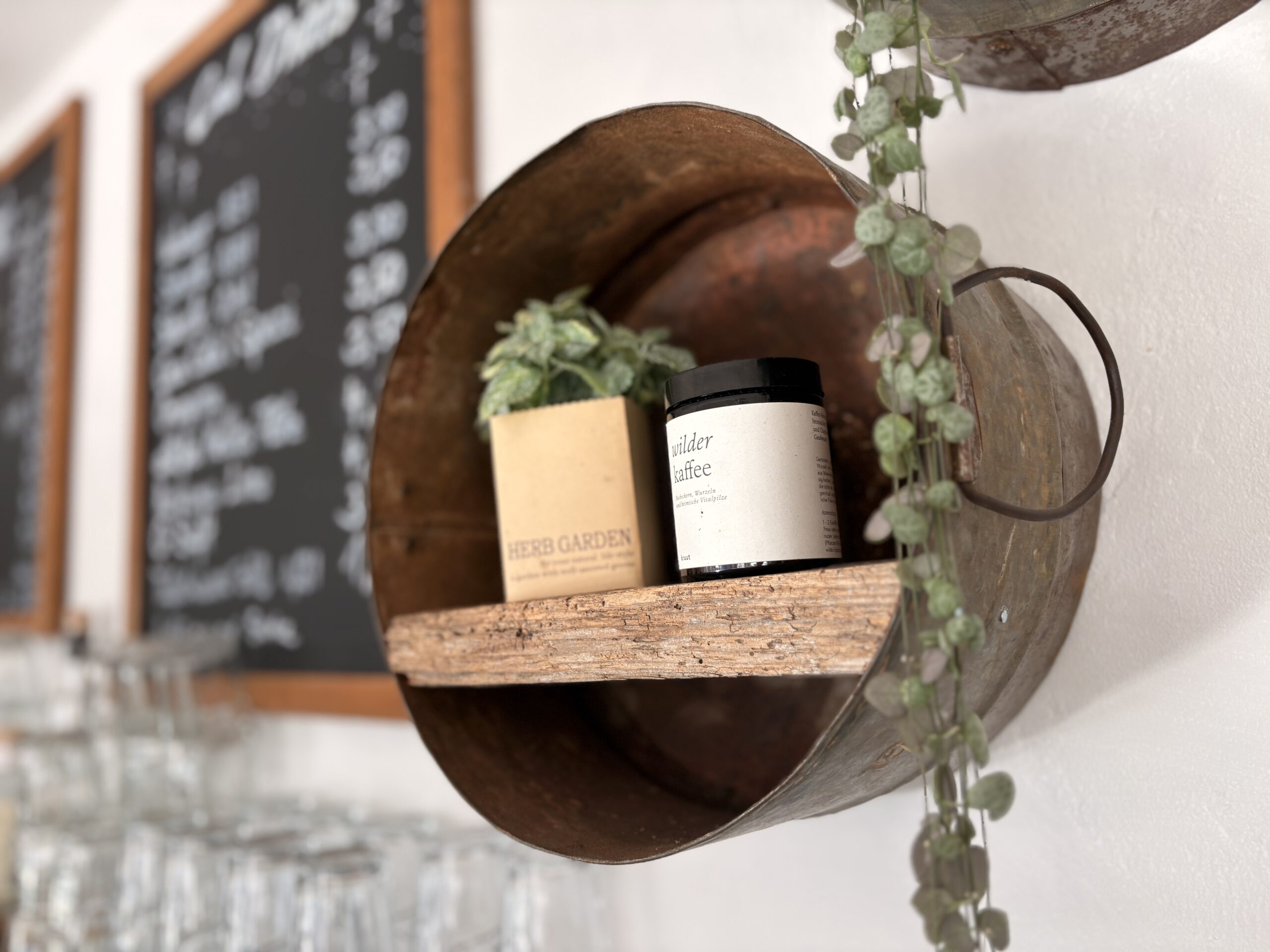 Deko an Wand im Wie_belle_art Cafe