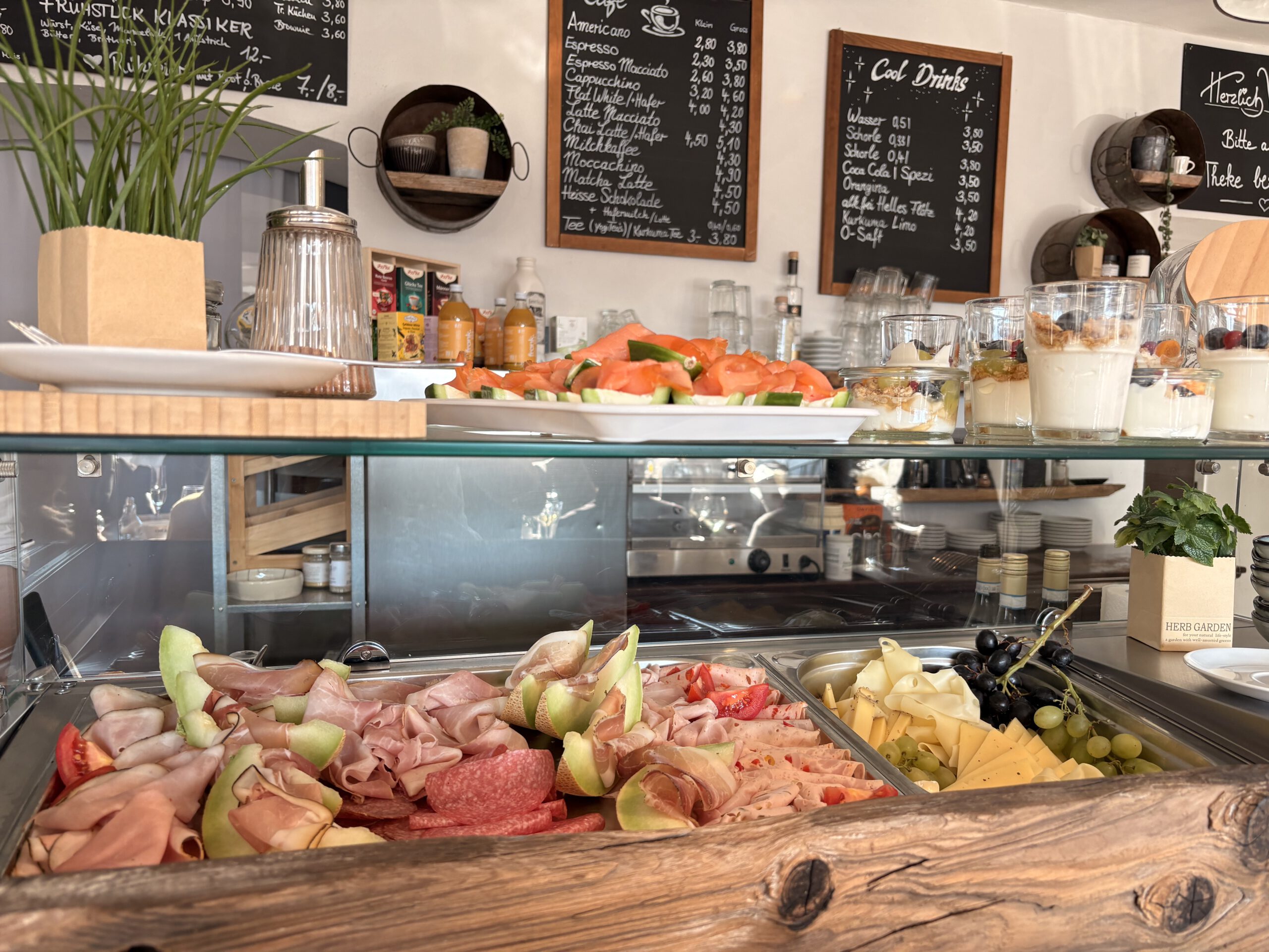 Büffet im Wie_belle_art Café mit Dessertgläschen, Obst, Wurst- und Käseangebot