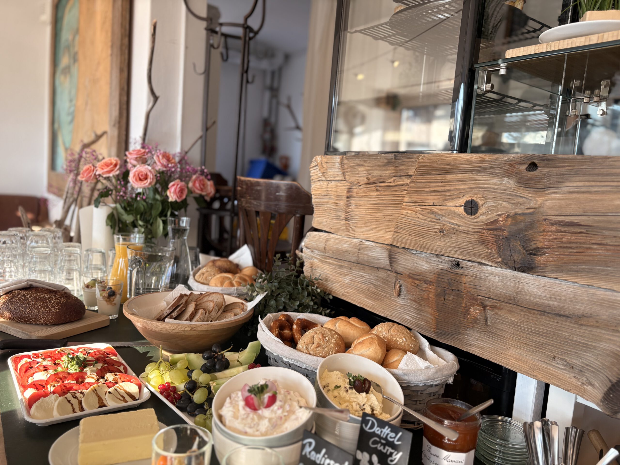 Büffet im Wie_belle_art Café mit Aufstrichen, verschiedenem Brotangebot, Obst und Gemüse