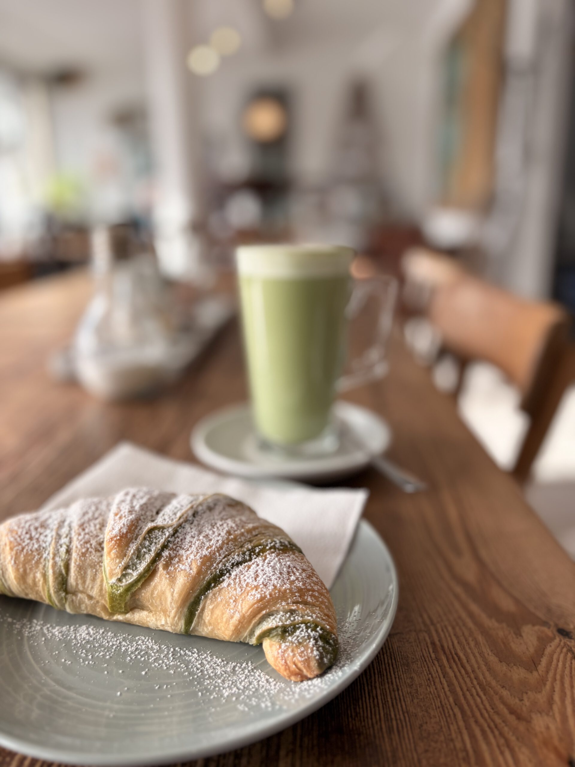 Crossaint mit Matcha Latte im Wie_belle_art