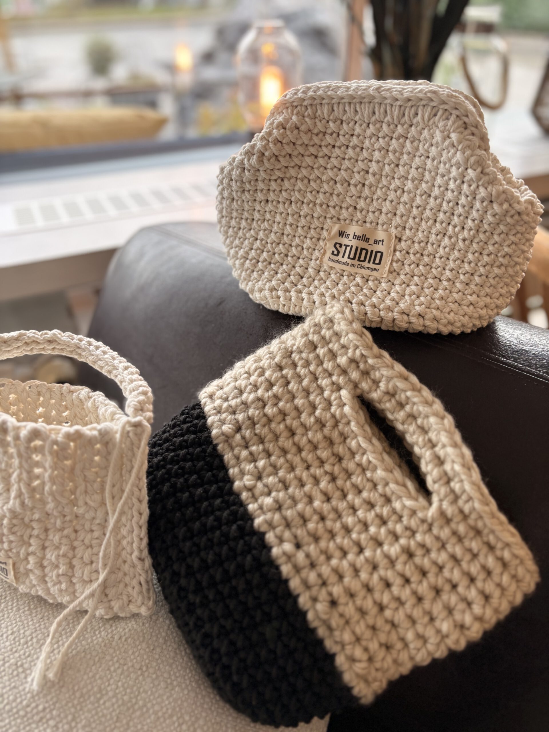 Naturfarbene gehäkelte Taschen im Wie_belle_art Studio