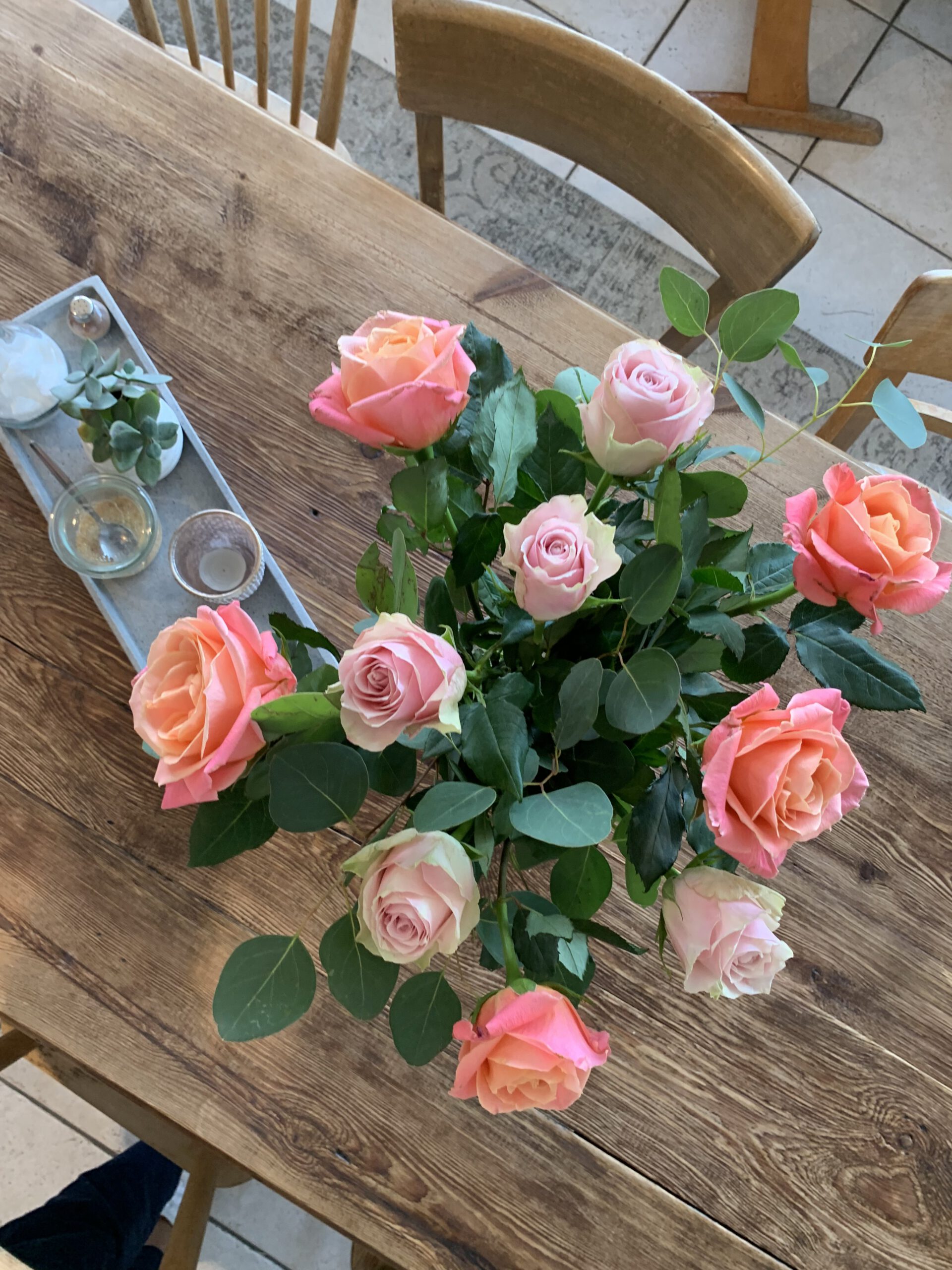 Rosen auf Tisch im Wie_belle_art Cafe