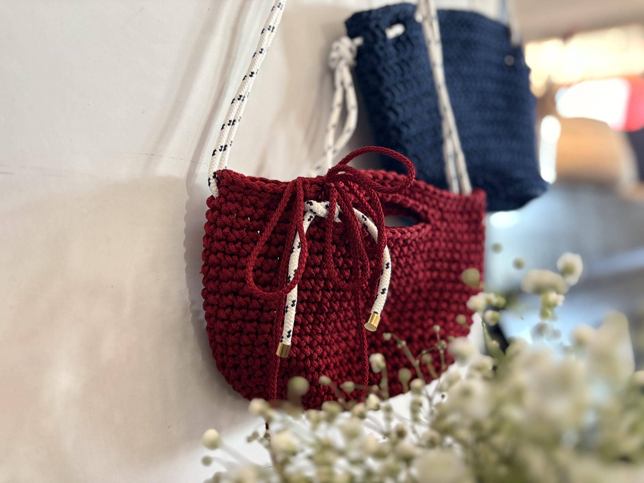 Gehäkelte Handtasche in bordeaux rot