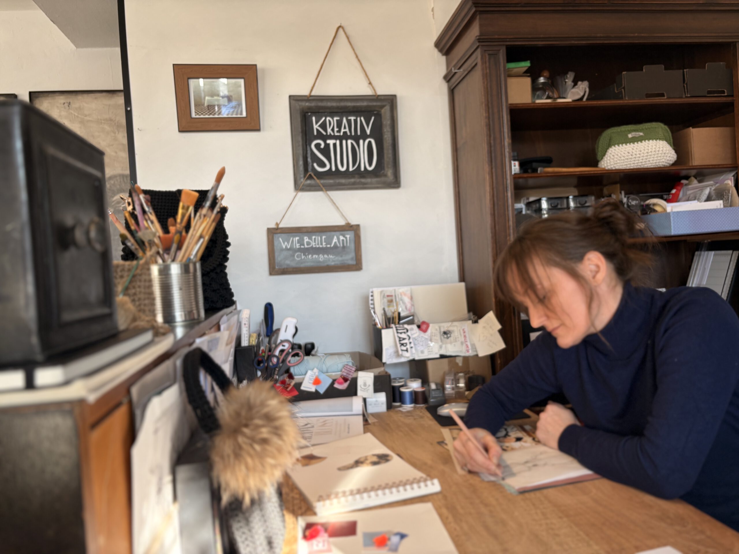 Isarbelle Wiebel-Krug bei der Arbeit im Kreativ-Studio