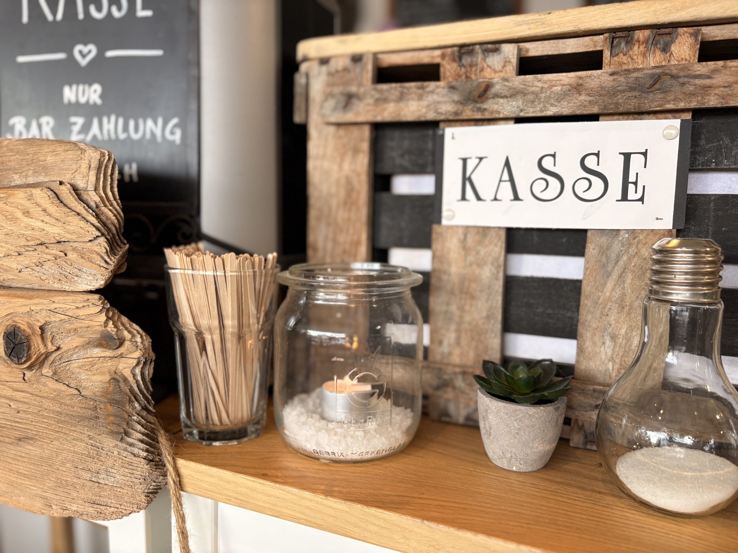 Theke mit Kassenschild im Wie_belle_art Cafe