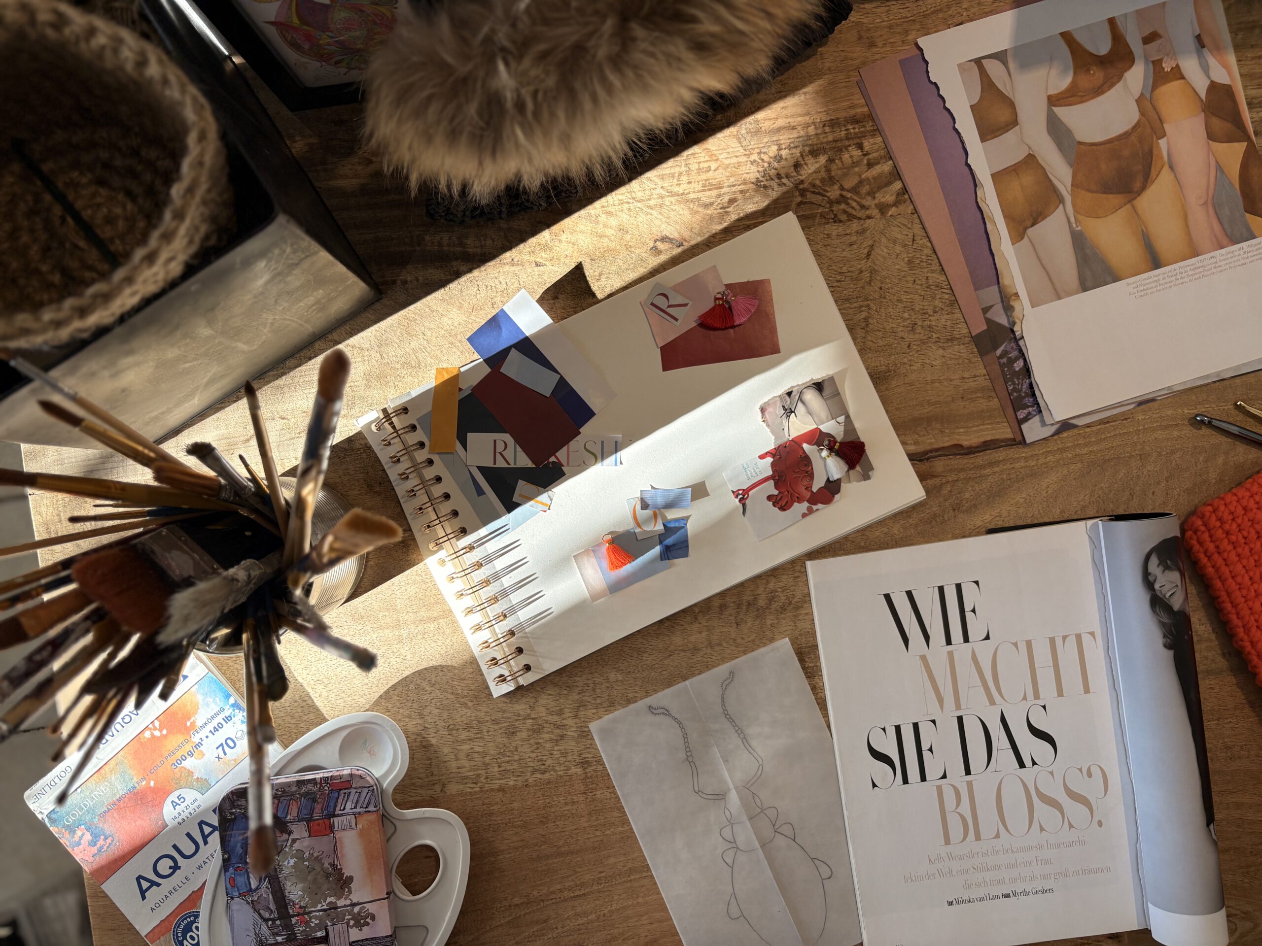 Tisch im Kreativ-Studio aus der Vogelsperspektive